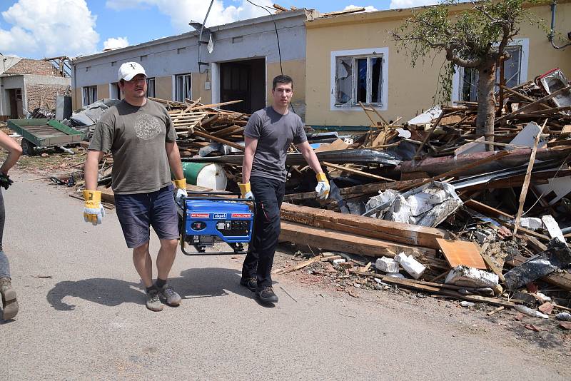 Tornádo srovnalo část obce Hrušky doslova se zemí. Lidé neúnavně pracovali a pomáhali jeden druhému.