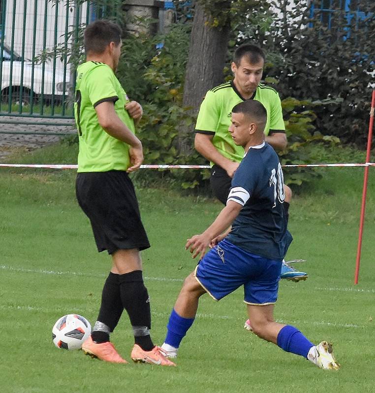 Fotbalisté Tvrdonic (v modrém) doma porazili Moravskou Novou Ves 4:3.