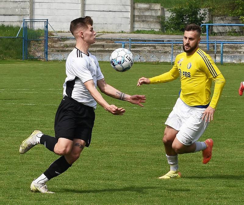 Fotbalisté břeclavského MSK (v bílých dresech) podlehli na domácím hřišti Velké Bíteši 0:3.