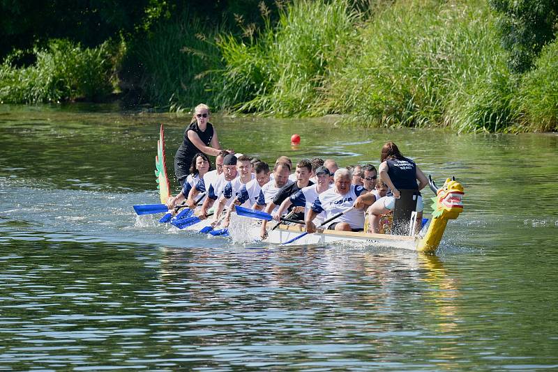 Dyji v Břeclavi čeřily už po třinácté dračí lodi při tradiční soutěži firemních a přátelských týmů Břeclavský drak.