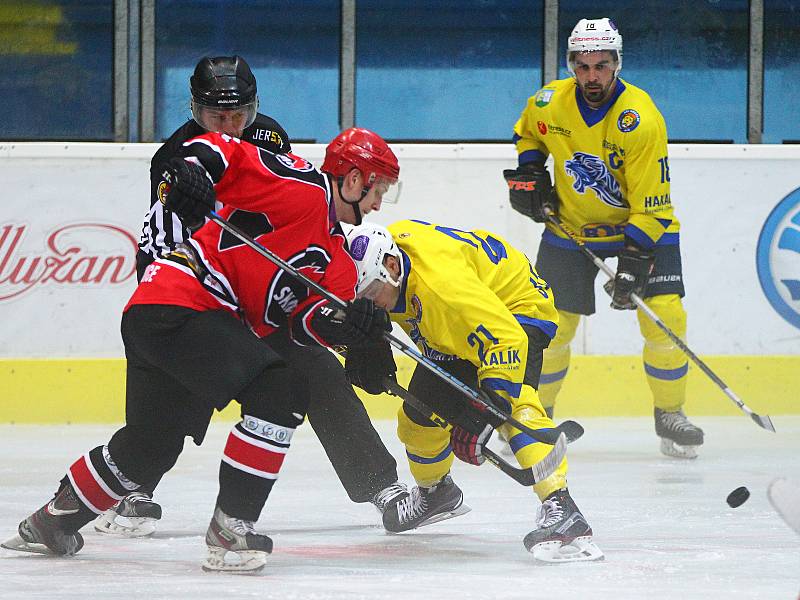 V předehrávce 3. kola krajské ligy prohráli Lvi Břeclav (ve žlutém) doma s Minervou Boskovice 3:8.