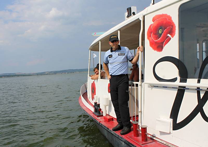 Policisté na novomlýnské nádrži u Pavlova na Břeclavsku kontrolují plavidla na hladině.