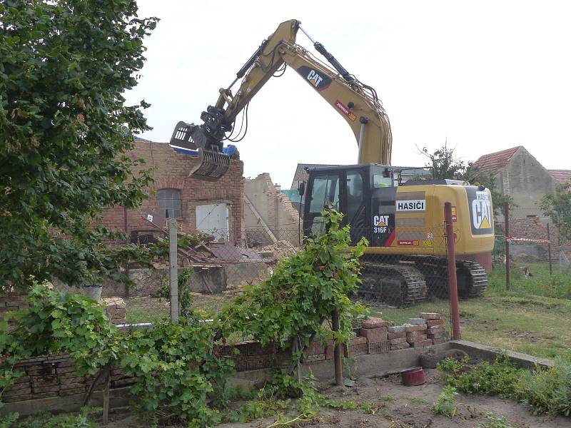 Demolice v Hruškách.