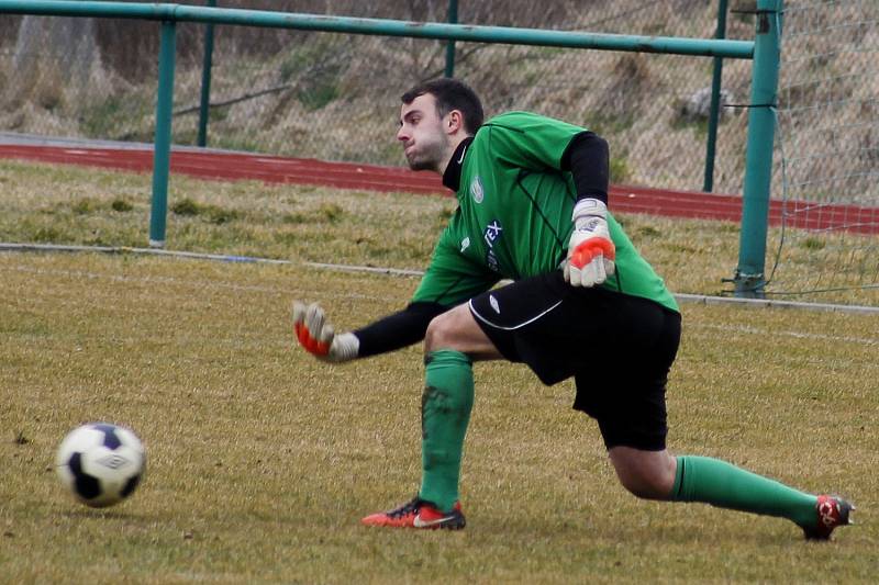 Břeclavští fotbalisté (v modrém) zvládli generálku na třetí ligu. V Sedleci porazili Vyškov.