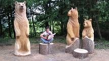 Břeclavský řezbář Vlastimil Cigáň tvoří ze dřeva malé i rozměrné sochy.