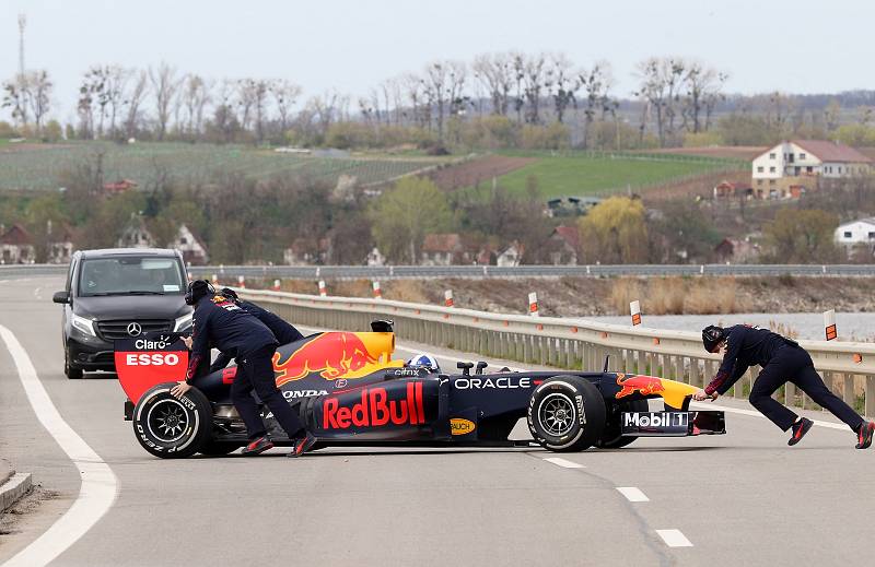 Formule 1 Red Bull Racing ve čtvrtek odpoledne jela po mostu mezi Dolními Věstonicemi a Strachotínem.