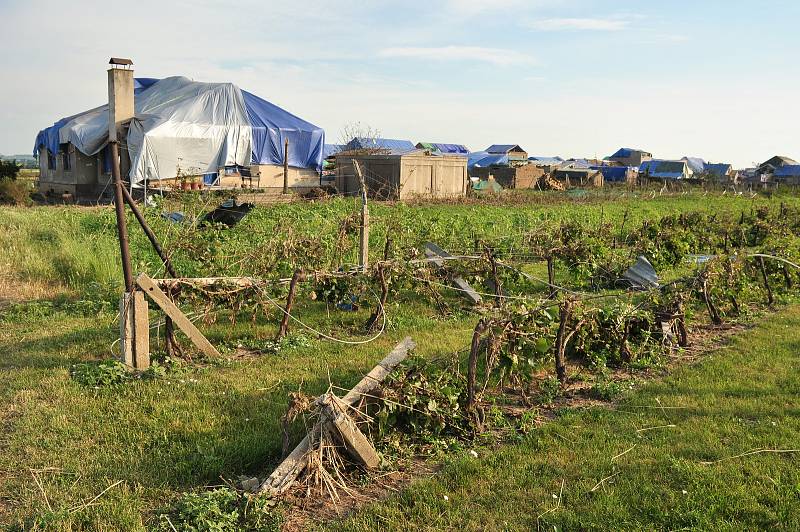 Pátý den po katastrofě. V obcích  poškozených tornádem, začaly první demolice domů, zatím jen v režii majitelů nemovitostí. Řízené demolice 115 domů kraj zahájí příští týden.