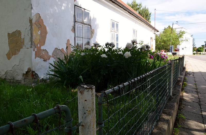 Novosedelská fara je v majetku obce a nachází se v blízkosti kostela a návsi. Tamní nyní řeší, jak naložit s historickou budovou v budoucnu.