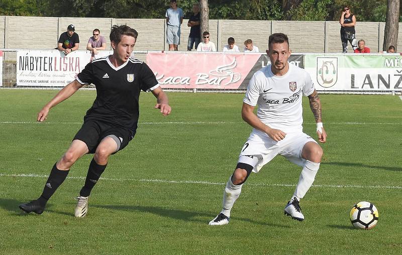 Fotbalisté Lanžhotu (v bílém) opět porazili svého rivala z Břeclavi.