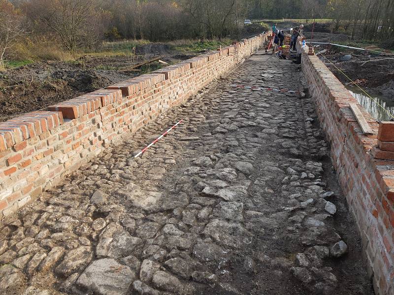 Cihlový most Portz Insel mezi Mikulovem a Sedlecem opravují. Foto: Národní památkový ústav