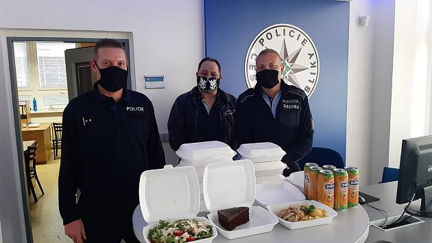 Kuchaři z velkopavlovické restaurace Vinopa v době koronaviru podporují policisty z hustopečského oddělení. Vozí jim obědy.