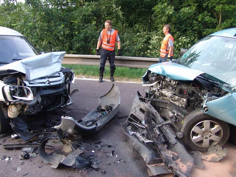 Při vážné dopravní nehodě se zranilo pět lidí včetně jednoho dítěte. Zasahovat musel i vrtulník.