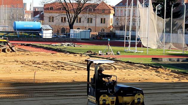 Opravy znojemského fotbalového stadionu pokračují.