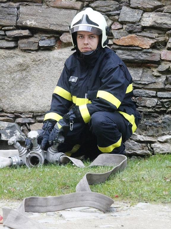 Největší požární cvičení za posledních pětadvacet let měli hasiči ze Znojemska na hradě Bítov. Simulovaný oheň vzplanul v historické kuchyni severního křídla, která se občas využívá k ukázkám středověkého vaření.