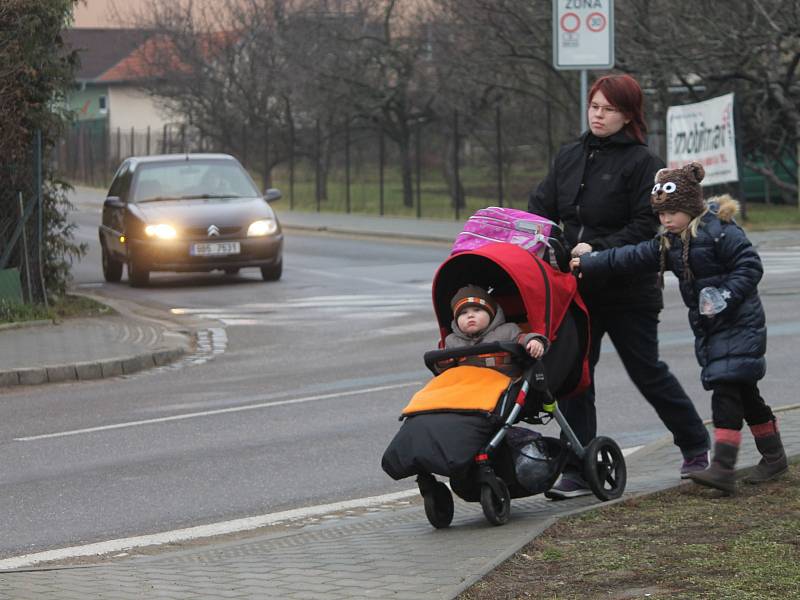 Chodník u hlavní silnice vedoucí ze Znojma do městské části přímětice navádí nevidomé na přechod, který ale na silnici není zakreslen. Stejně chybí i v odbočující ulici k místní prodejně.