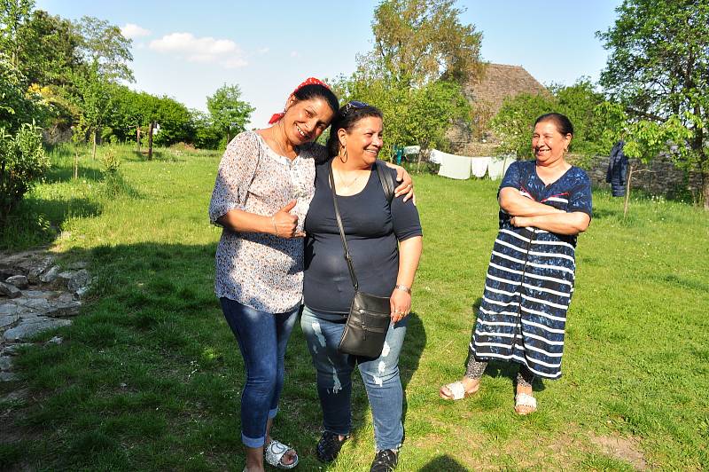 Zhruba dvacítka romských dětí a většinou žen z Ukrajiny v Havraníkách zůstane. Zástupce kraje se dohodl s obcí na opatřeních, která mají zmírnit vzájemné obavy obyvatel a uprchlíků.