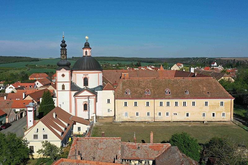 Kostel sv Hippolyta a křižovnické proboštství na Hradišti pohledem od východu.