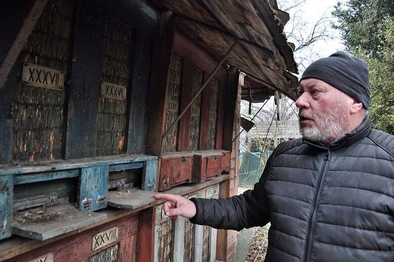 Včelař Pavel Štefka z Bohutic na Znojemsku (na snímku) u včelína po ruském legionáři, který chce přeměnit na unikátní penzion.