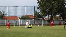 Fotbalisté Tasovic (v bílém) prohráli přípravné utkání na domácí půdě. Ve středu nestačili na Bohunice 2:3. Foto: František Šimík