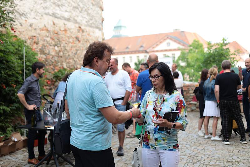 Stovky návštěvníků přilákal poslední červnovou sobotu Artisan Wine Festival ve Znojmě zaměřený na naturální a řemeslná vína.