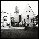 Výstava v Domě umění ukazuje digitalizované snímky ze sbírky skleněných fotografických desek zachycujících Znojmo a okolí na přelomu 19, a 20. století Na snímku Dolní, dnes  Masarykovom náměstí směrem k Vlkově věži, v popředí historická kašna s Tritónem n