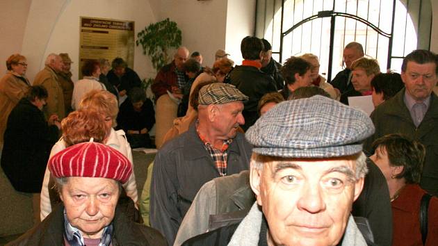 Znojemští důchodci mohli ve čtvrtek 2. dubna poprvé odevzdávat přihlášky na městem dotované zájezdy k moři či do lázní. Hned první den toho využily desítky lidí.