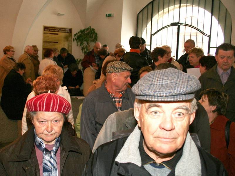 Znojemští důchodci mohli ve čtvrtek 2. dubna poprvé odevzdávat přihlášky na městem dotované zájezdy k moři či do lázní. Hned první den toho využily desítky lidí.