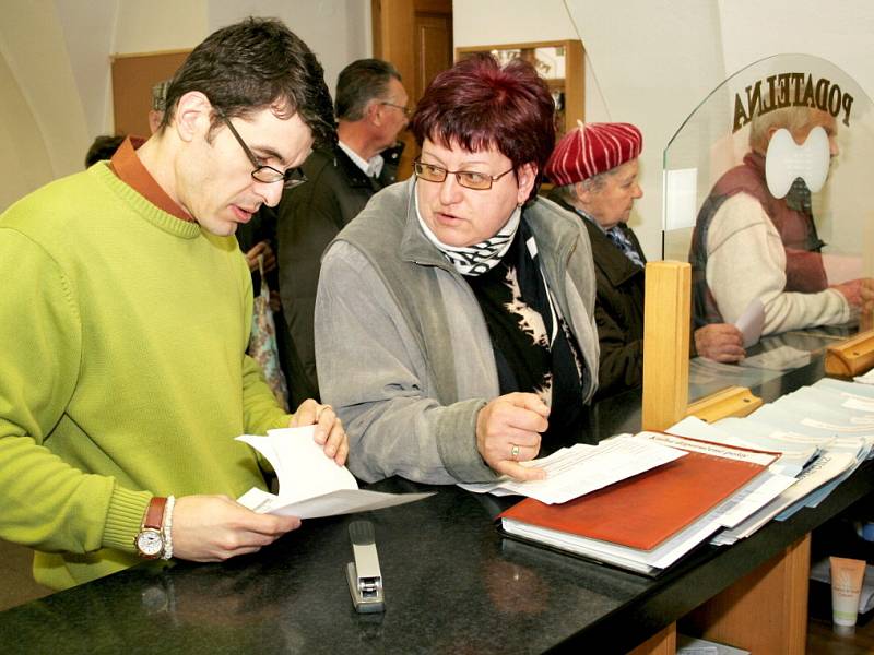 Znojemští důchodci mohli ve čtvrtek 2. dubna poprvé odevzdávat přihlášky na městem dotované zájezdy k moři či do lázní. Hned první den toho využily desítky lidí.