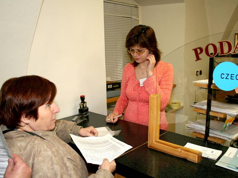 Znojemští důchodci mohli ve čtvrtek 2. dubna poprvé odevzdávat přihlášky na městem dotované zájezdy k moři či do lázní. Hned první den toho využily desítky lidí.