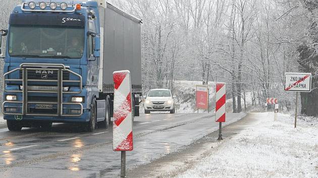 Semafor, značky omezující rychlost ani směrové desky nepomohly ke zpomalení dopravy v Kasárnách. Do desek navíc narážejí kamiony a ohýbají je. 