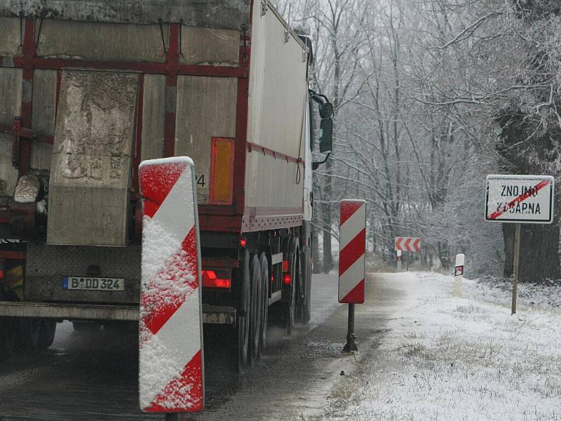 Semafor, značky omezující rychlost ani směrové desky nepomohly ke zpomalení dopravy v Kasárnách. Do desek navíc narážejí kamiony a ohýbají je. 