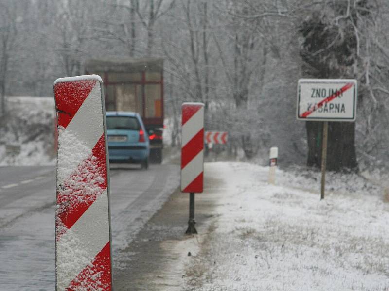 Semafor, značky omezující rychlost ani směrové desky nepomohly ke zpomalení dopravy v Kasárnách. Do desek navíc narážejí kamiony a ohýbají je. 