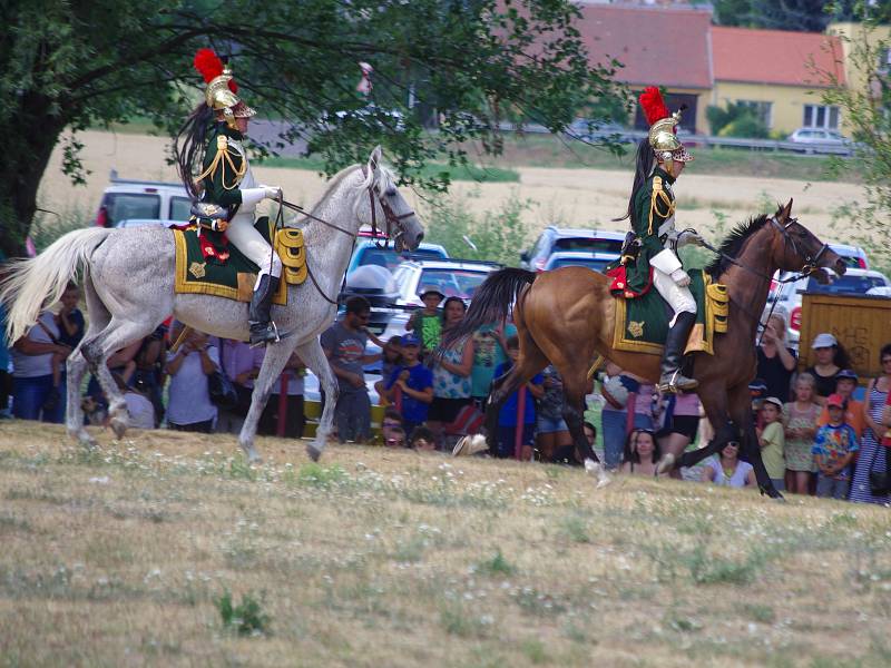 Na tři sta příznivců vojenské historie v rakouských a francouzských uniformách předvedlo ukázky z napoleonské bitvy u Znojma v roce 1809.