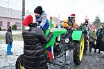 Štědrý den jinak. Do ulic Olbramovic vyjely tři desítky traktorů, tradici už tu dodržují čtvrtý rok