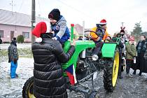 Štědrý den jinak. Do ulic Olbramovic vyjely tři desítky traktorů, tradici už tu dodržují čtvrtý rok
