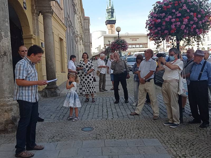 Odhalení pamětní desky spisovatelce Marii von Ebner-Esenbachové na domě na Masarykově náměstí ve Znojmě v devatenáctém století žila.