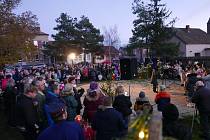 Rozsvícením vánočního stromu zahájili ve Vrbovci tradiční sousedské vánoce.