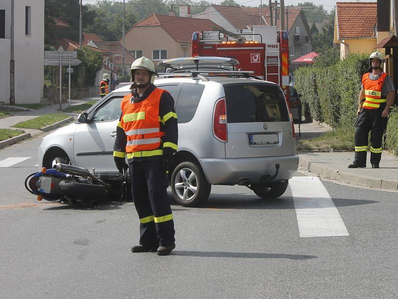 Srážka auta a motocyklu v Novém Šaldorfu.