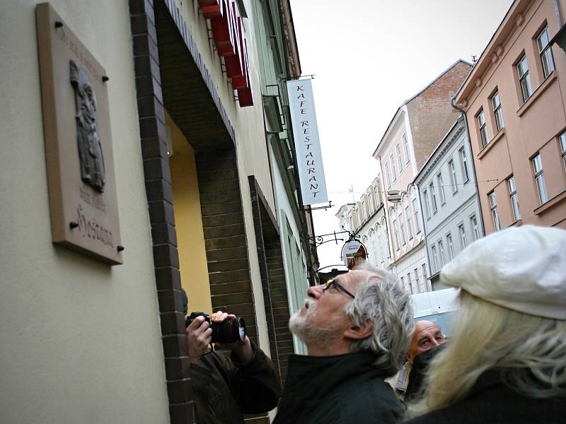 Odhalili pamětní desku sládku Hostanovi. Zástupci znojemského Okrašlovacího spolku a Jana Pikardová za velký pivovarnický koncern. 