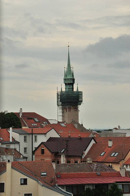 Historické centrum Znojma s radniční věží, která prochází rekonstrukcí