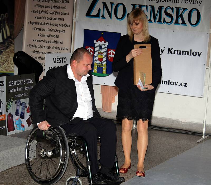 Úraz připoutal Zdeňka Macháčka (na snímku) z Tasovic na Znojemsku na invalidní vozík. Fotbal ale neopustil, mužstva trénuje i z vozíku. Má i cenu Sportovní osobnost okresu Znojmo 2014.