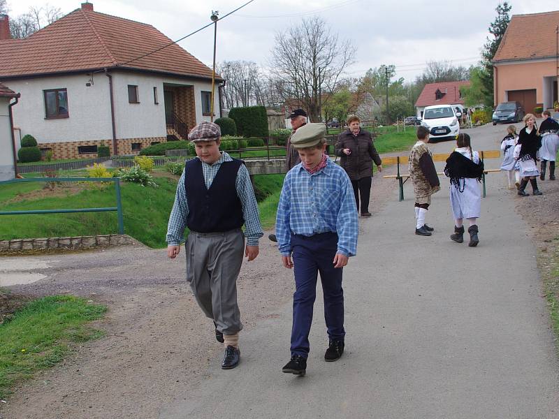 Od návštěvy slavnostního otevření obecní doškovice v Petrovicích návštěvníky neodradil ani vytrvalý déšť.