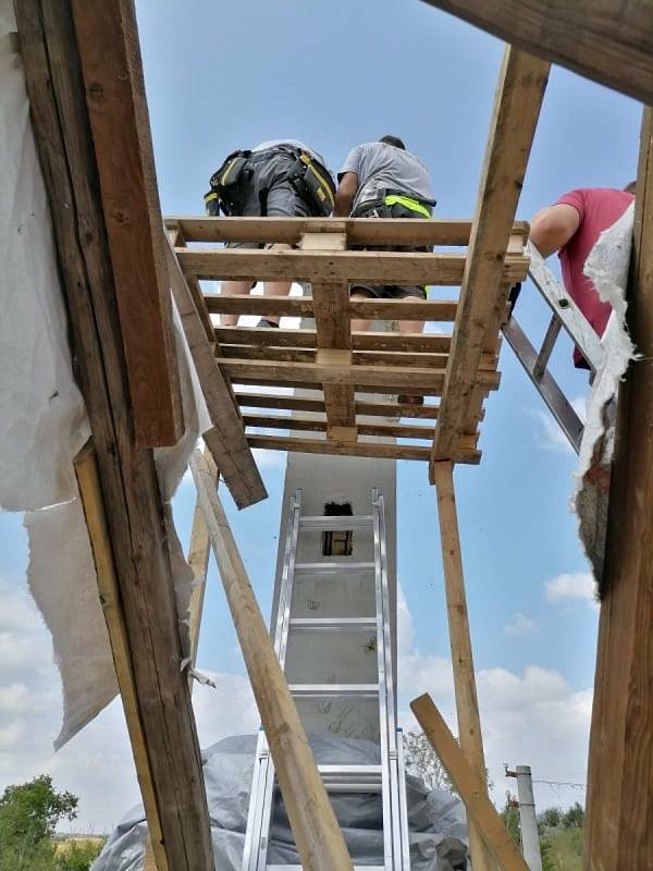 Božičtí hasiči vyrazili s pomocí do Hrušek, kde se pustili do oprav střech.