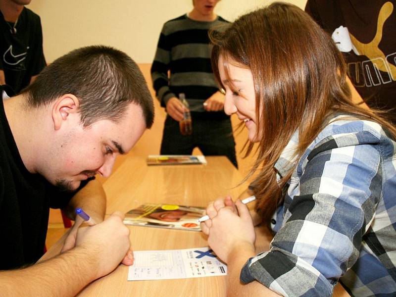 Studenti středních škol napínají své mozky při stiolní logické hře piškvorky. Arénou v oblastním kole jim letos opět byly třídy Gymnázia dr. Karla  Polesného ve Znojmě. 