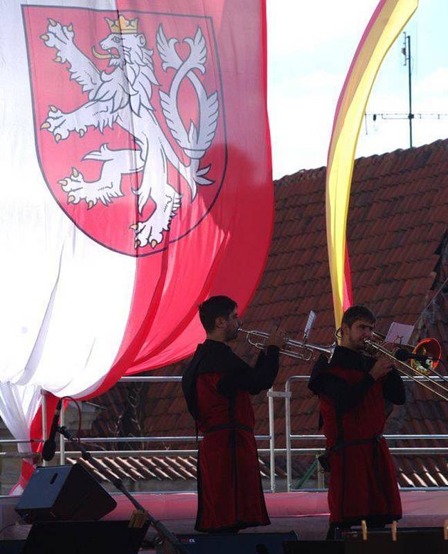 Již druhý den žije Znojmo Vinobraním. V pátek večer a sobotu odpoledne zaplnily davy lidí centrum města, aby pozdravily krále Jana Lucemburského s chotí Eliškou Přemyslovnou. Historický průvod tvořily stovky lidí a pětatřicet koní. 