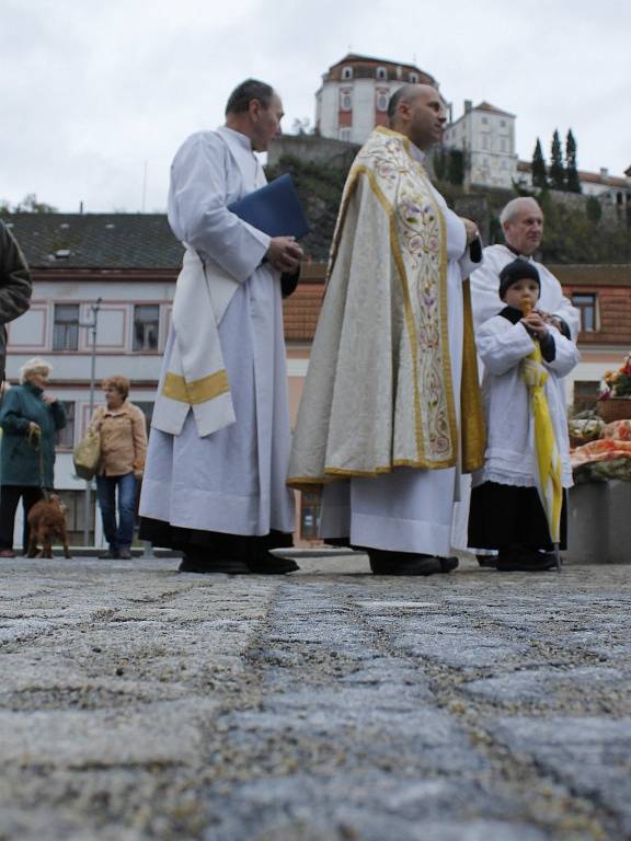 Představitelé Vranova nad Dyjí slavnostně otevřeli společně s místními lidmi a pozvanými hosty opravené náměstí.