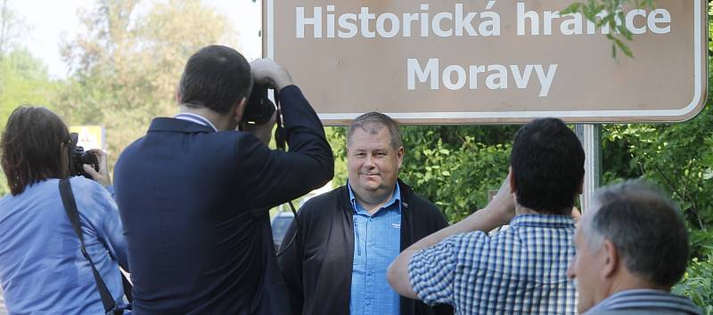 Informativní značky Historická hranice Moravy odhalili  mezi Hevlínem a Laa an der Thaya  představitelé Moravské národní obce společně s vedením příhraničního Hevlína.