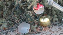 Sotva ve Znojmě začal v neděli advent, vánoční strom na Horním náměstí nevydržel nápor silného nočního větru a v noci na pondělí se skácel k zemi.