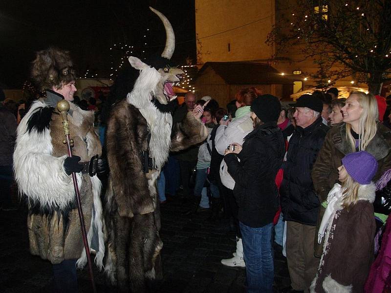 Vrcholem sobotního programu retzského adventu byl bujarý průvod čertů.