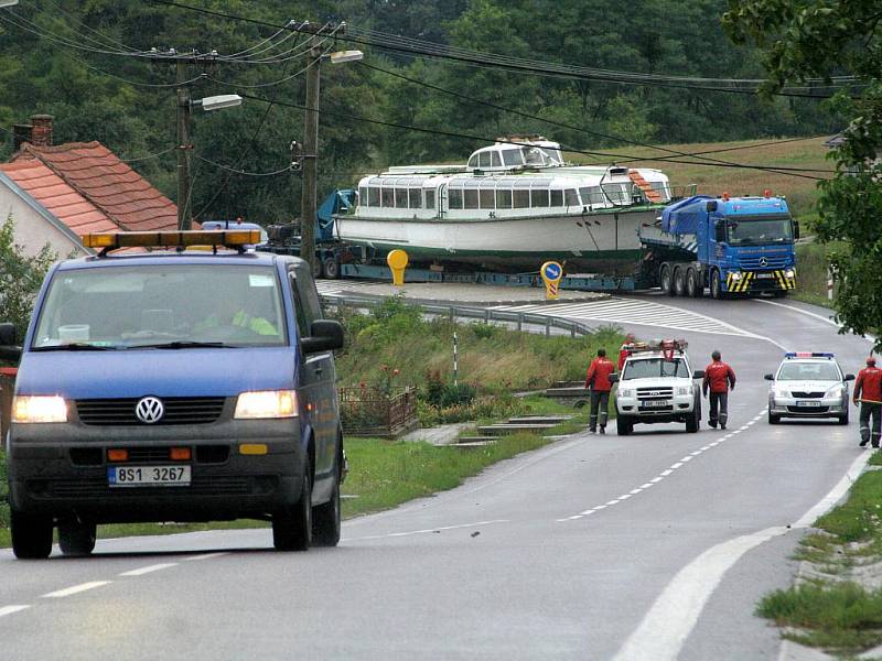 Na vranovskou přehradu míří ze slovenského Gabčíkova starý maďarský hydrobus. Od úřadů nemá povolení ke spuštění na hladinu.